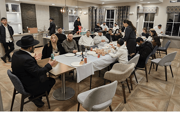 הרב שלמה נוגינסקי סועד עם אורחים בבית חב״ד בוסטון