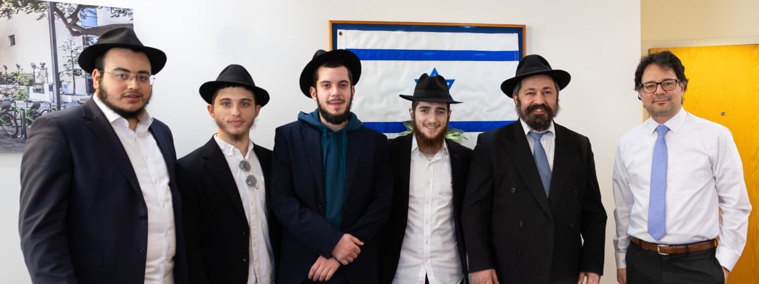 צוות השליחים והסטודנטים של בית חב״ד בוסטון